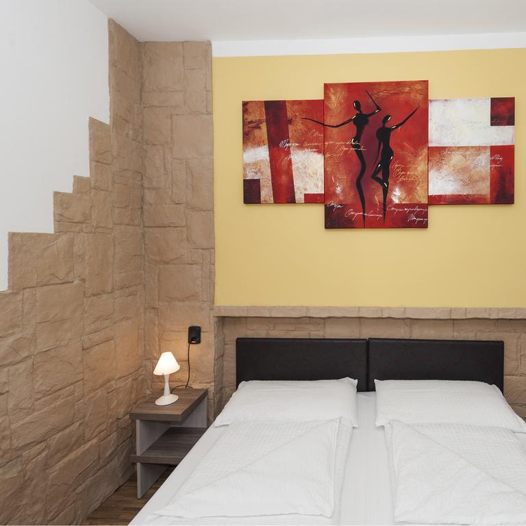 מאלצ'סינה Hotel Garni Ischia חדר תמונה