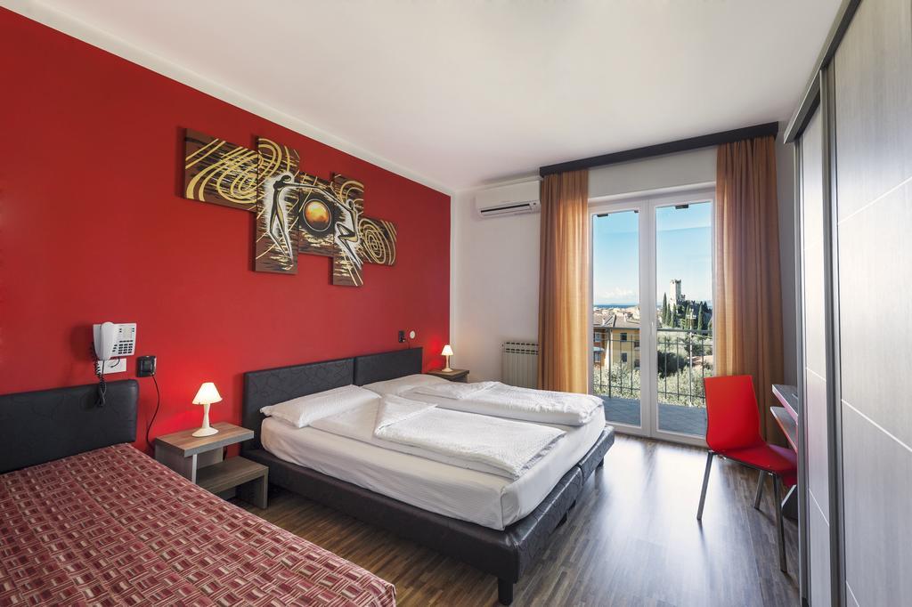 מאלצ'סינה Hotel Garni Ischia חדר תמונה