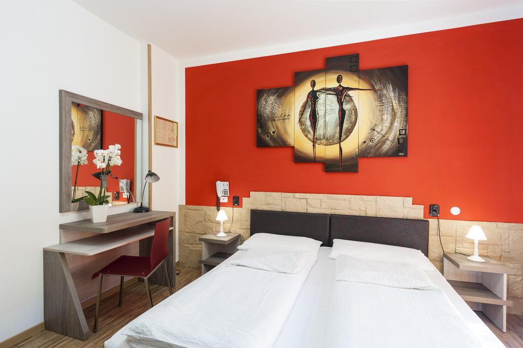 מאלצ'סינה Hotel Garni Ischia חדר תמונה