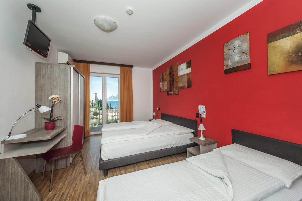 מאלצ'סינה Hotel Garni Ischia חדר תמונה