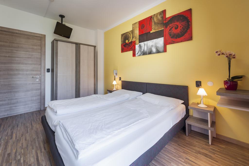 מאלצ'סינה Hotel Garni Ischia חדר תמונה