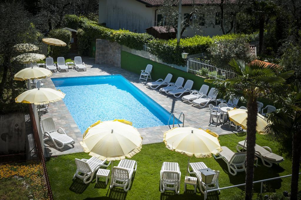 מאלצ'סינה Hotel Garni Ischia מראה חיצוני תמונה