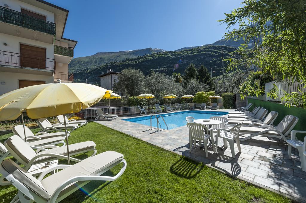 מאלצ'סינה Hotel Garni Ischia מראה חיצוני תמונה