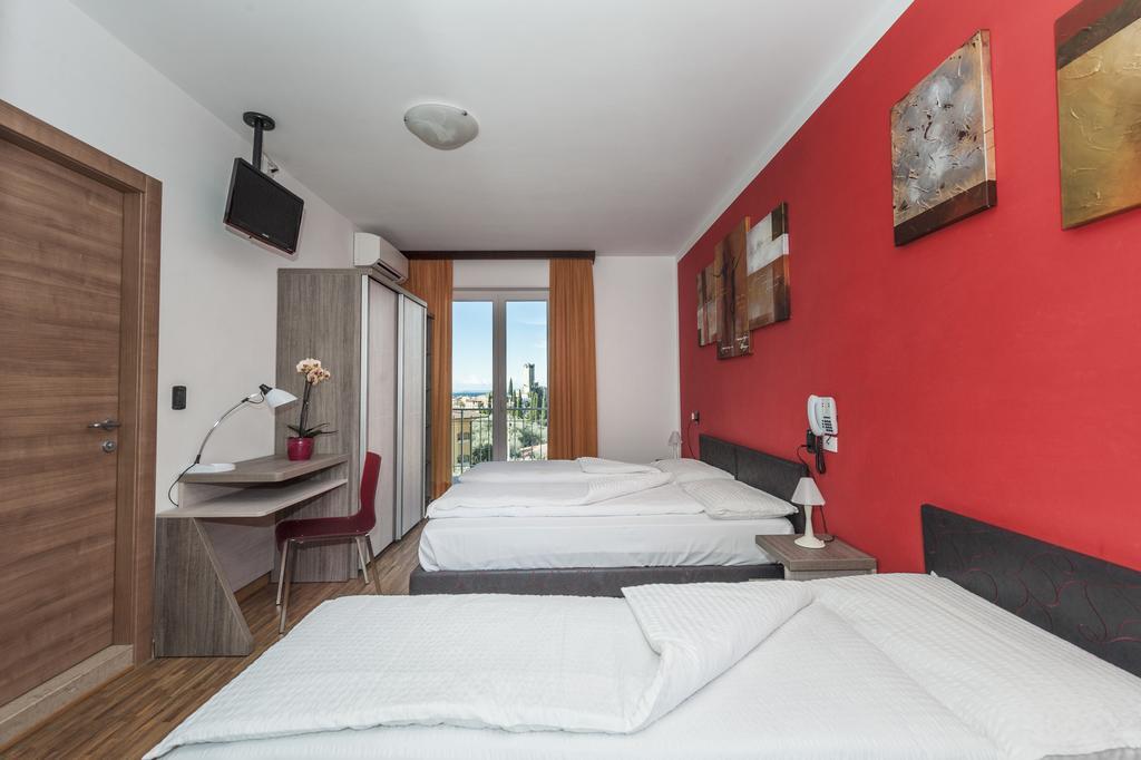 מאלצ'סינה Hotel Garni Ischia חדר תמונה