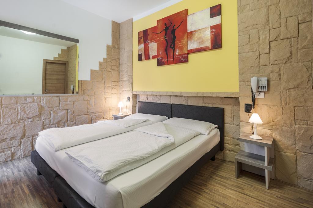 מאלצ'סינה Hotel Garni Ischia חדר תמונה